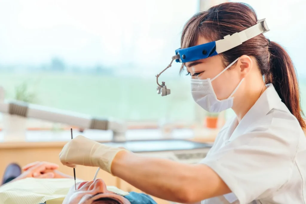 歯科医師が患者の歯を治療している様子